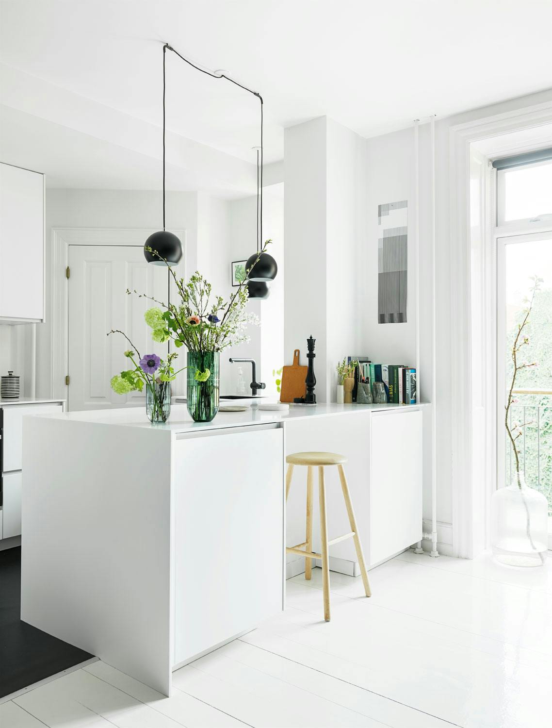 Hvitt Ikea-kjøkken med benkeplate i corian Hvitt Ikea-kjøkken med benkeplate i corian